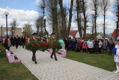 Торжественный митинг и церемония возложения цветов и венков, посвященные Дню Победы, состоялись в Хотимске у Братской могилы