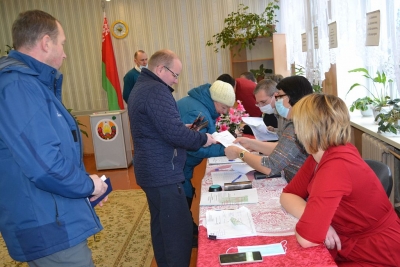 Фотофакт: Хотимчане продолжают приходить на избирательные участки, чтобы выразить свою гражданскую позицию и отдать голос за будущее Беларуси!