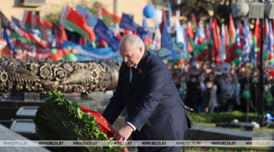 Лукашенко возложил венок к монументу Победы в Минске