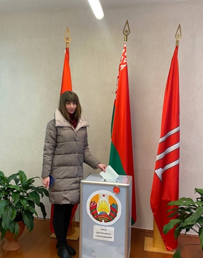 С уверенностью отдала свой голос в поддержку кандидата, который идет по пути мира, независимости и процветания нашей страны!