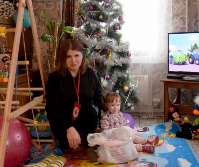 Председатель Хотимской районной организации Белорусского Красного Креста вручила детям подарки