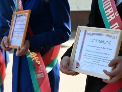 1 мая в Хотимске состоялась торжественная церемония вручения сертификатов о занесении на районную Доску Почета