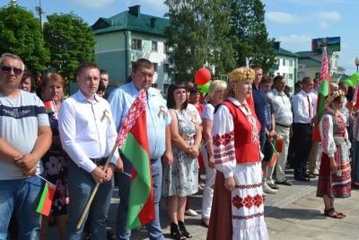Митинг и праздничное шествие трудовых коллективов, посвященные Дню Независимости Республики Беларусь, прошли в Хотимске на площади Ленина