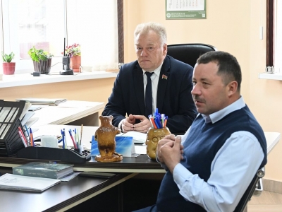 Владимир Азаренко сегодня провел прием граждан в здании Хотимского лесничества