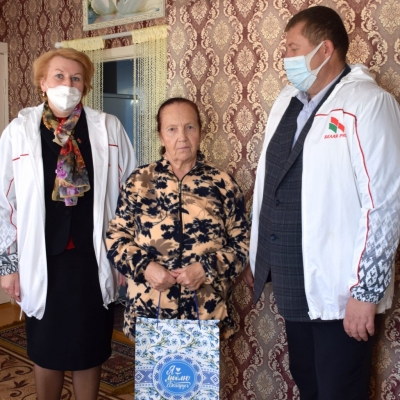 В День пожилых людей представители ОО «Белая Русь» посетили и поздравили узников концлагерей Хотимщины