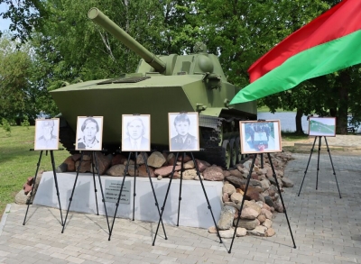 В Хотимске участники выездного заседания постоянной комиссии Могилевского областного Совета депутатов возложили цветы к памятному знаку воинам-интернационалистам