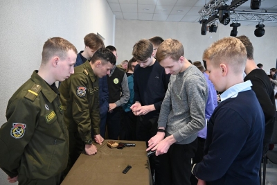 Представители воинской части 12-180 г. Осиповичи провели профориентационную встречу со старшеклассниками городских школ Хотимского района