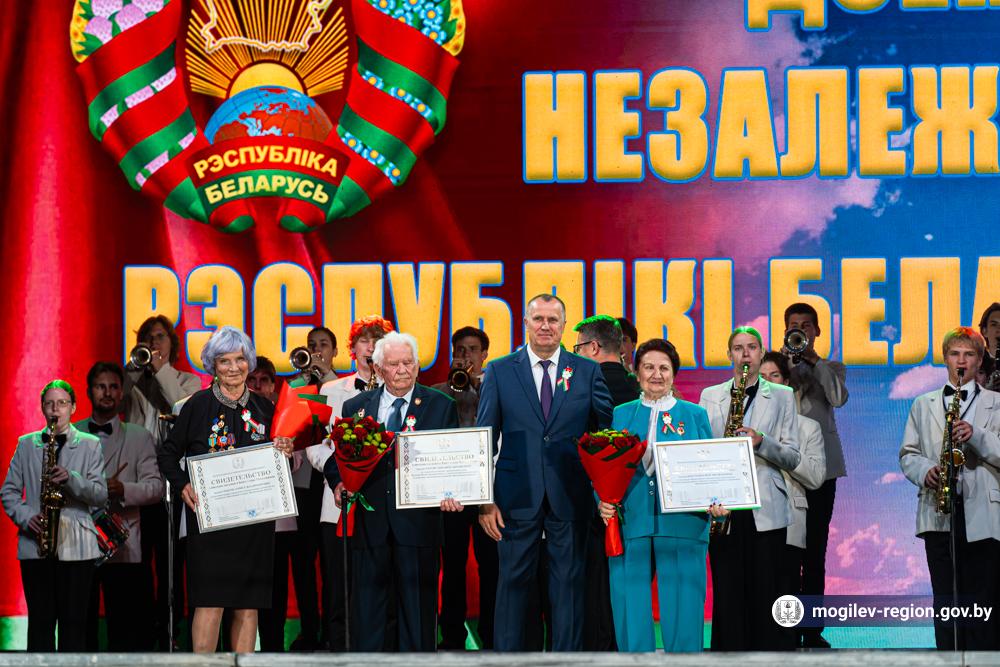 feyerverk-i-aktsiya-spoem-gimn-vmeste-vozle-muzeya-slavy-mogilevshchiny_12