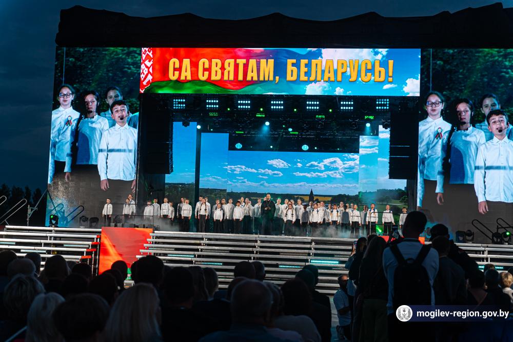 feyerverk-i-aktsiya-spoem-gimn-vmeste-vozle-muzeya-slavy-mogilevshchiny_14