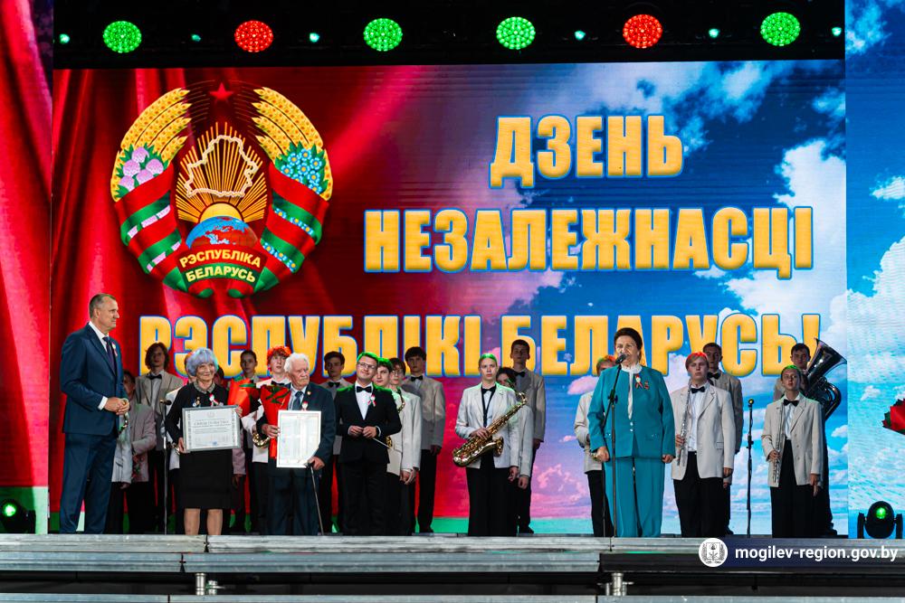 feyerverk-i-aktsiya-spoem-gimn-vmeste-vozle-muzeya-slavy-mogilevshchiny_11