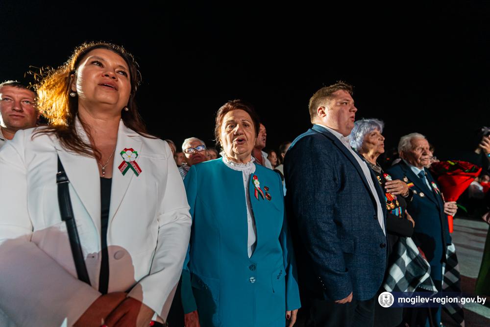 feyerverk-i-aktsiya-spoem-gimn-vmeste-vozle-muzeya-slavy-mogilevshchiny_34