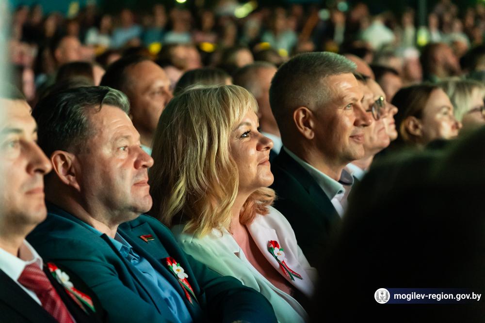 feyerverk-i-aktsiya-spoem-gimn-vmeste-vozle-muzeya-slavy-mogilevshchiny_22